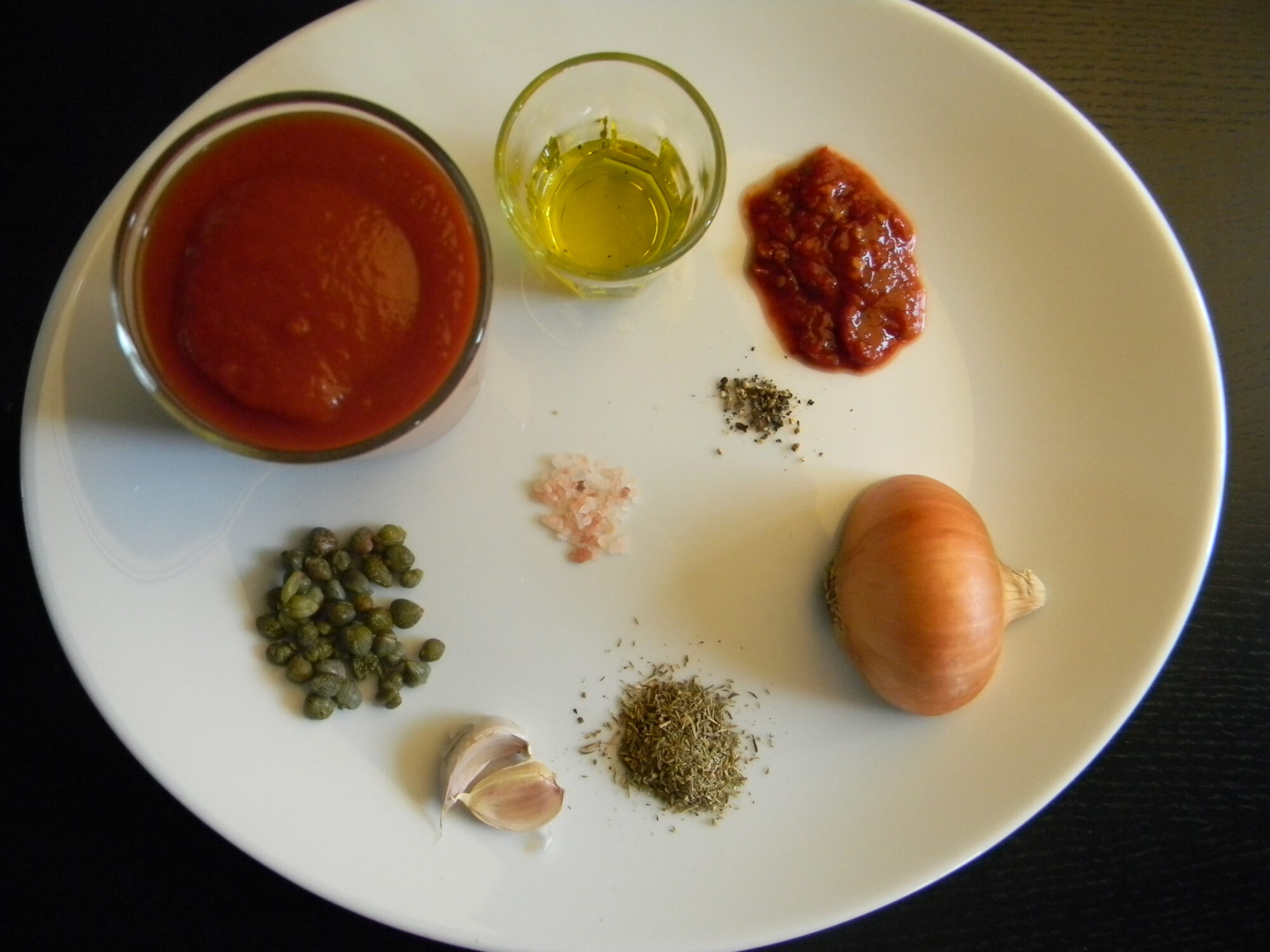 Ingredienser til en nem og lækker tomatsovs 