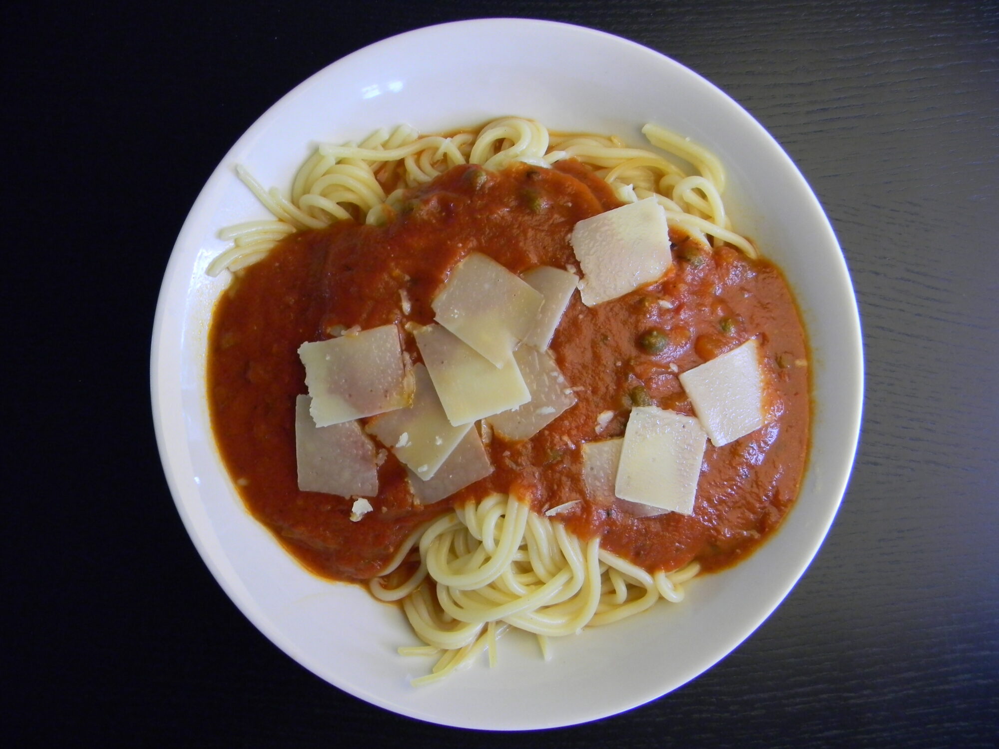 Lækker nem tomatsovs med pasta og høvlet parmesan på toppen. 