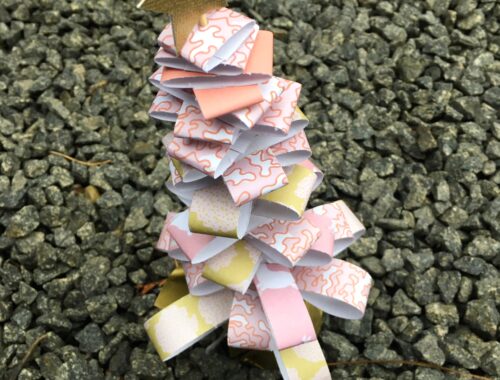 Fint juletræ af papirstrimler