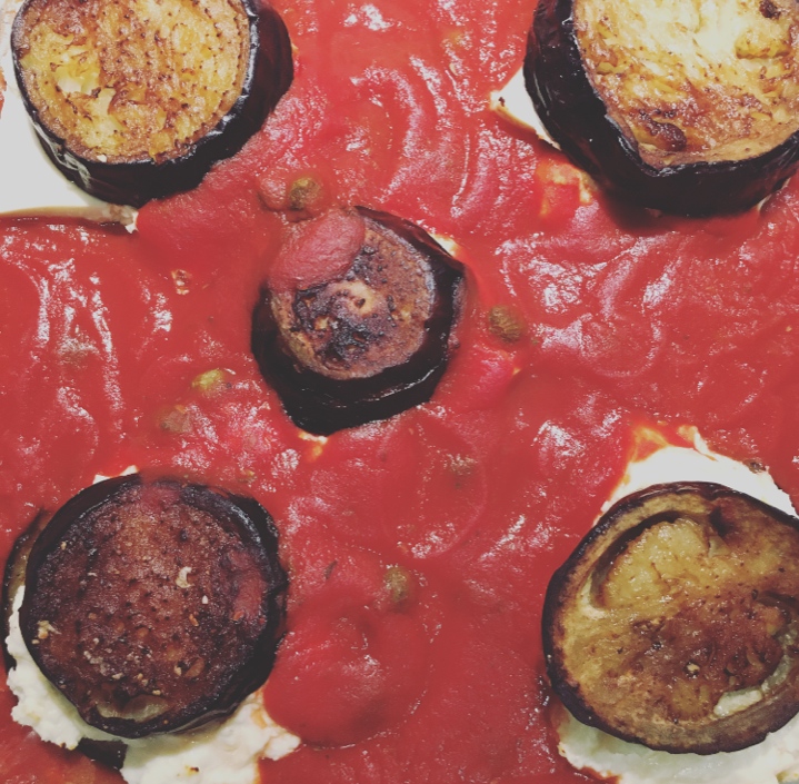 Aubergine tårne med feta i tomatsovs klar til ovnen 